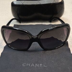 CHANEL Vintage Elegant Black Sunglasses With Case